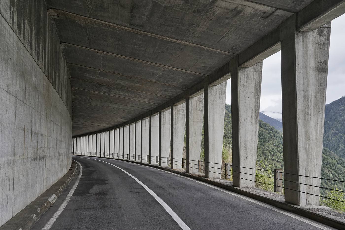 山岳道路の落石を防ぐコンクリート製ロックシェッドの内部